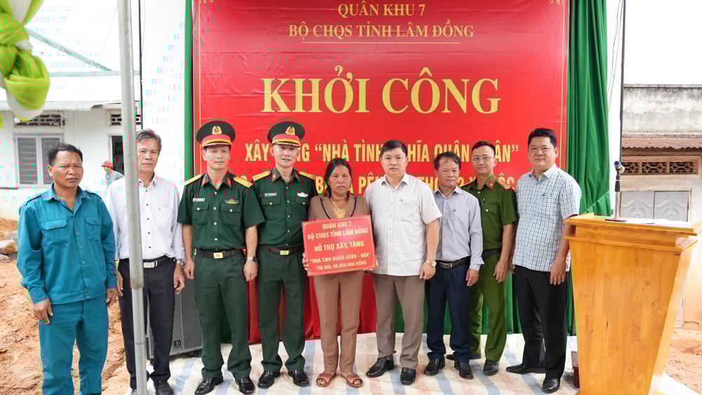 Bộ Chỉ huy Quân sự tỉnh Lâm Đồng trao bảng tượng trưng hỗ trợ tiền xây Nhà tình nghĩa quân - dân cho gia đình bà Ka Pên