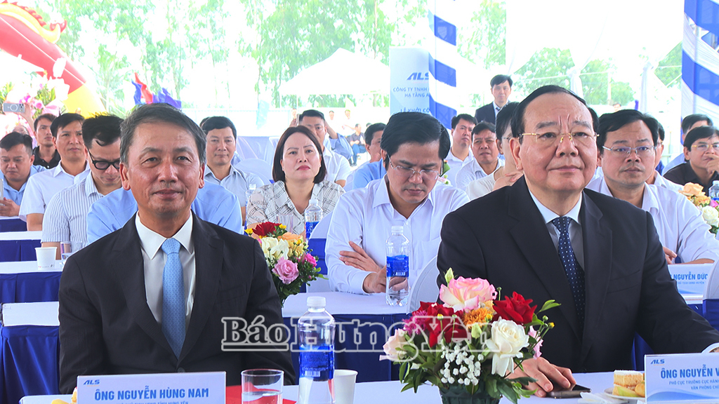 Các đại biểu dự lễ khởi công