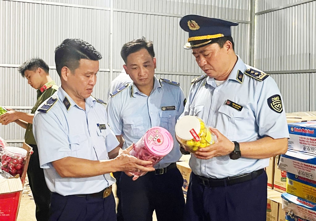  Lực lượng Quản lý thị trường kiểm tra chất lượng hàng hóa hộ kinh doanh tại phường Sông Hiến (Thành phố).