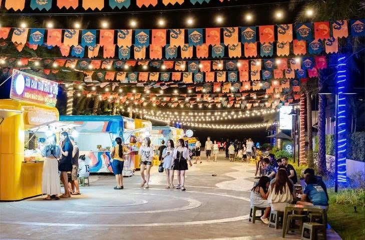 Chợ đêm Sonasea Vân Đồn vừa được trang trí lung linh, hấp dẫn, thu hút sự trải nghiệm của đông đảo người dân, du khách.