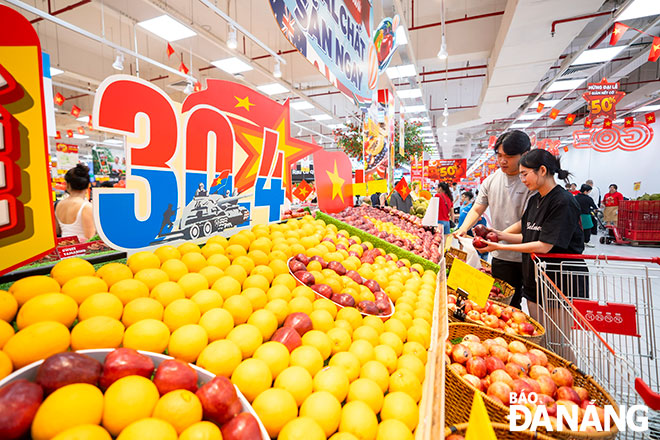 5 tháng đầu năm 2025, tổng mức bán lẻ hàng hóa và doanh thu dịch vụ tiêu dùng ước đạt 66.271 tỷ đồng, tăng 27,5% so với cùng kỳ.  TRONG ẢNH: Người dân mua sắm tại siêu thị GO Đà Nẵng. Ảnh: DUYÊN ANH