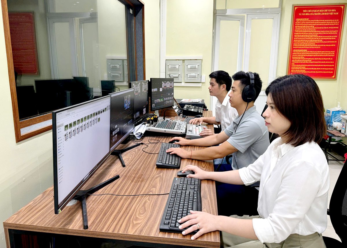 Biên tập viên Báo Hà Giang ứng dụng công nghệ trong sản xuất các chương trình trên Báo điện tử
					   Ảnh: GIA BẢO