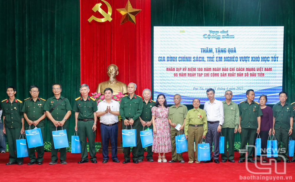 Đồng chí Phạm Minh Tuấn, Phó Tổng Biên tập Tạp chí Cộng sản cũng lãnh đạo Ban Tuyên giáo và Dân vận Tỉnh ủy Thái Nguyên tặng quà các gia đình chính sách.