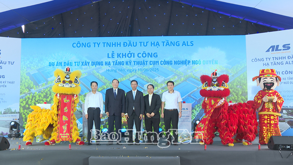 Đại diện lãnh đạo tỉnh và doanh nghiệp đầu tư dự án chụp ảnh lưu niệm tại lễ khởi công.