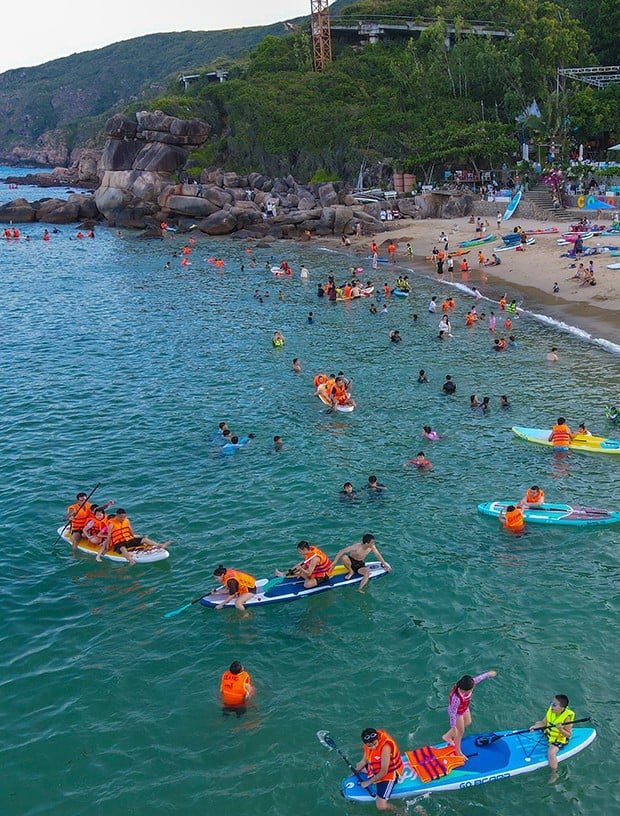 Khu vực bãi biển gành Dưới ở xã Nhơn Hải, TP Quy Nhơn là địa điểm tắm biển an toàn được nhiều du khách tìm đến “giải nhiệt” mùa hè. Ảnh: ĐOAN NGỌC