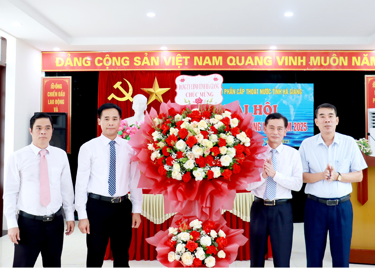Đồng chí Ngô Xuân Nam, Phó Bí thư chuyên trách Đảng uỷ UBND tỉnh tặng hoa chúc mừng đại hội.