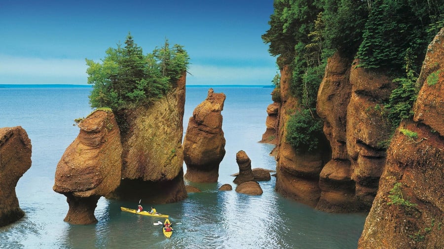 Trong hàng ngàn năm, thủy triều lớn của vịnh Fundy đã tạo nên kiệt tác Hopewell Cape, New Brunswick, trên Đại Tây Dương. Với hơn hai mươi khối đá biển độc lập nằm rải rác dọc theo 2 km bờ biển, không kỳ nghỉ nào ở Canada được coi là trọn vẹn nếu không trải nghiệm những biểu tượng này. ẢNH: EXPEDIA
