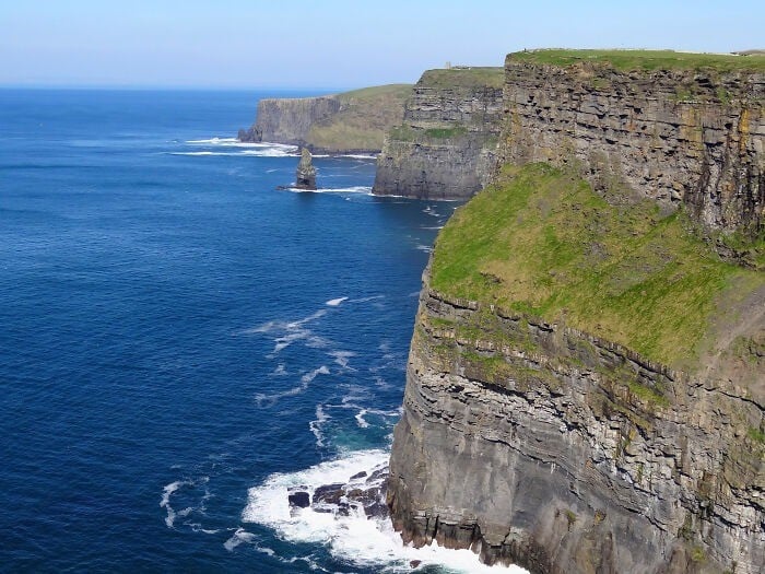 Bạn có biết Vách đá Moher không chỉ là kỳ quan thiên nhiên mà còn ẩn chứa nhiều huyền thoại và truyền thuyết không? Trong truyền thuyết địa phương, người ta tin rằng những vách đá này là nơi trú ngụ của những sinh vật ngoài hành tinh và các sinh vật huyền bí. ẢNH: BOREDPANDA