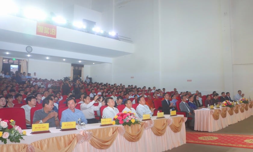 Đại biểu tham dự lễ khai mạc.