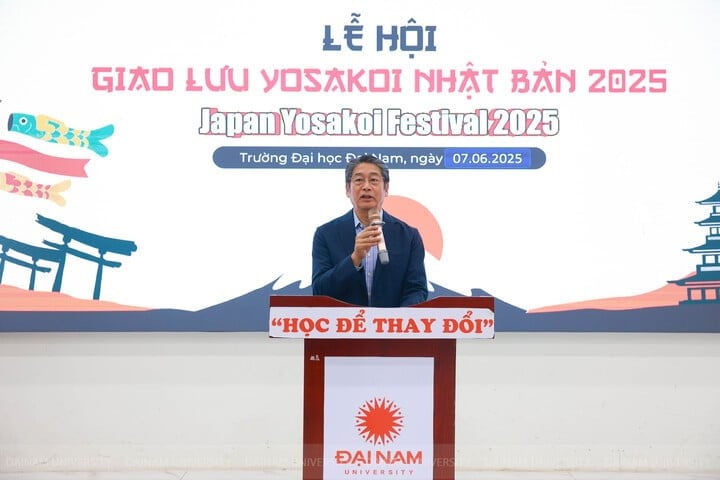 Ông Ito Naoki - Đại sứ đặc mệnh toàn quyền Nhật Bản tại Việt Nam chia sẻ với các sinh viên tham dự Lễ hội.