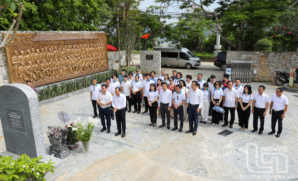 Đoàn đại biểu Tạp chí Cộng sản dâng hương tại Di tích Quốc gia Trường dạy làm báo Huỳnh Thúc Kháng.