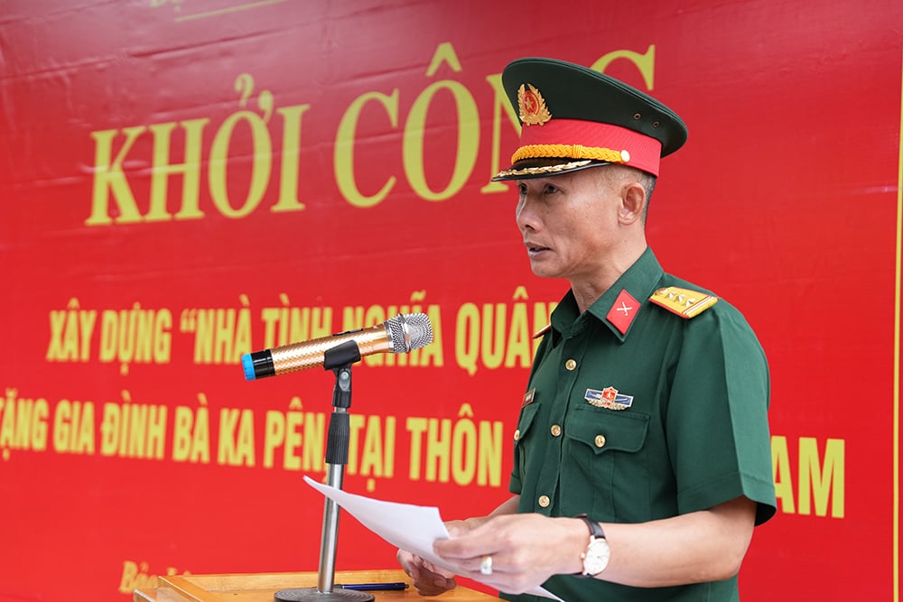 Thượng tá Trần Hữu Linh - Phó Chủ nhiệm Chính trị Bộ Chỉ huy Quân sự tỉnh Lâm Đồng phát biểu tại Lễ khởi công