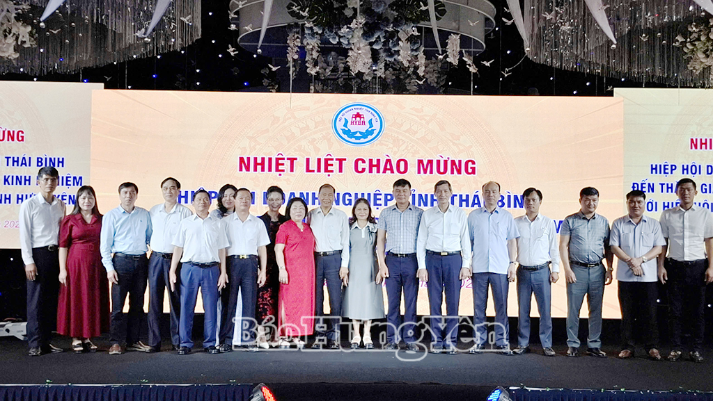 Các đại biểu chụp ảnh lưu niệm tại buổi gặp mặt.