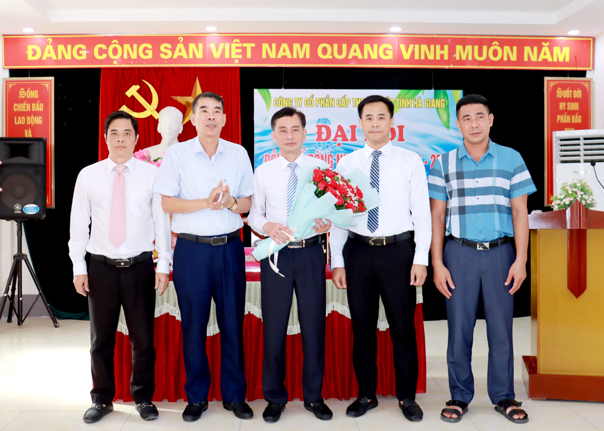 Hội đồng quản trị công ty khóa mới ra mắt đại hội.