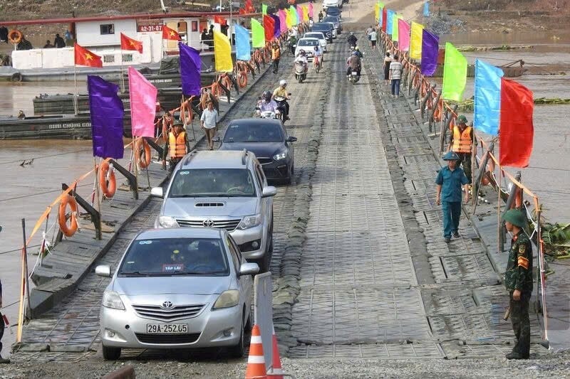 Cầu phao Phong Châu cắt khẩn cấp do lưu tốc sông Hồng tại vị trí cầu phao đã vượt quá 3m/s. (Ảnh: Hương Giang)