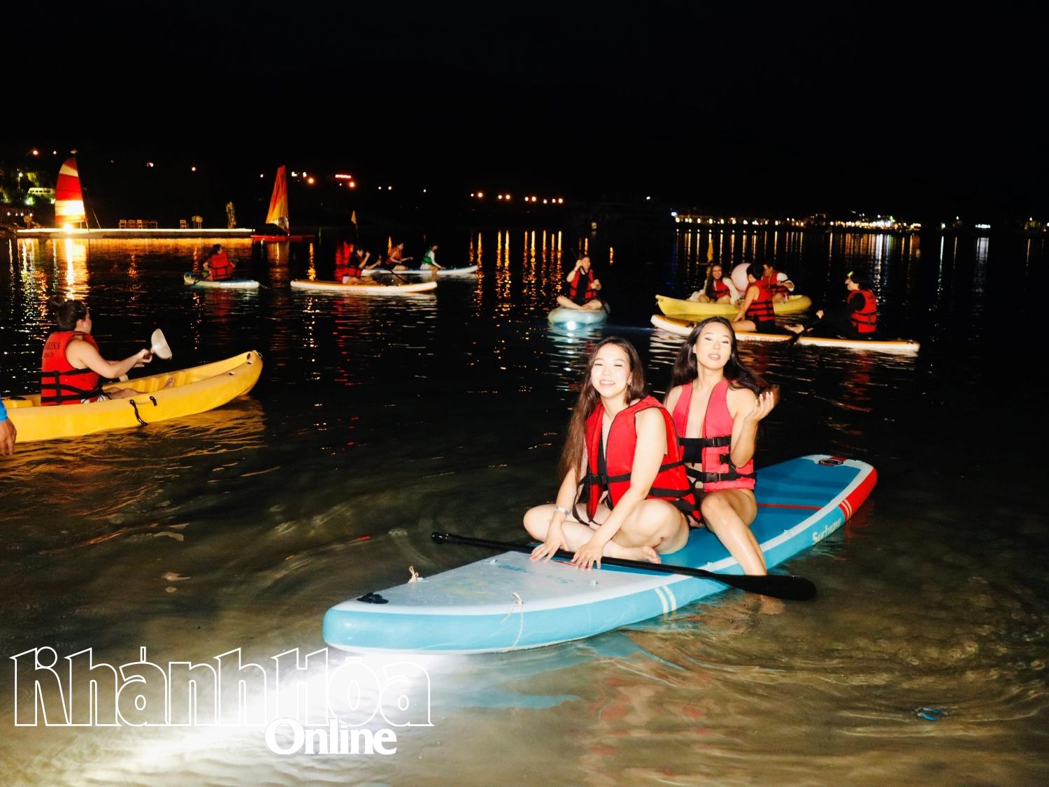 Du khách Kazakhstan đến chèo SUP tại bãi tắm đêm của  Marina Beach Club