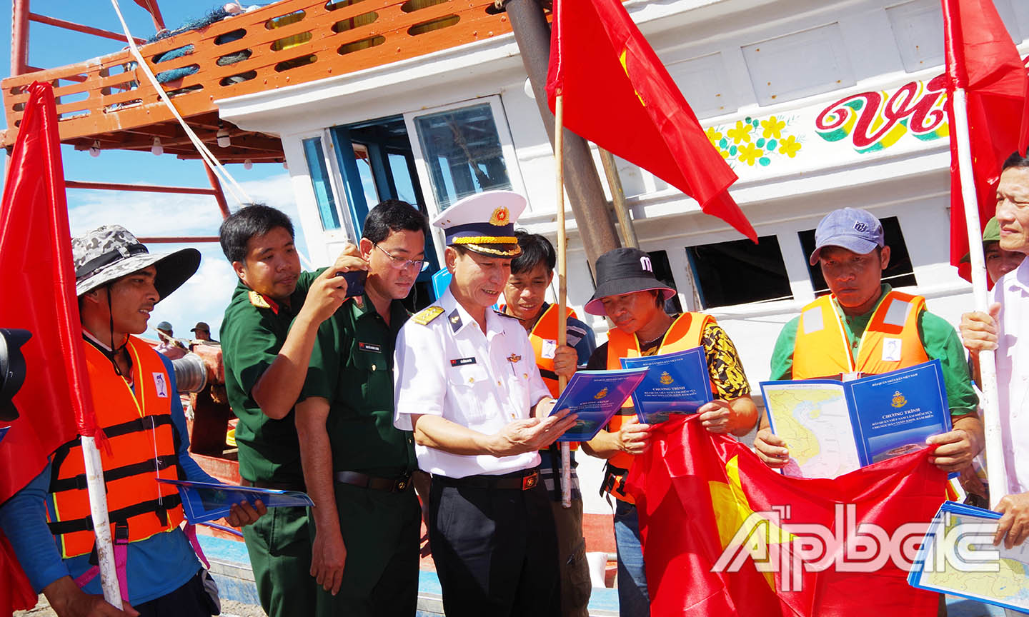 Vùng 2 Hải quân tích cực trong công tác phối hợp tuyên truyền, phổ biến pháp luật cho bà con ngư dân