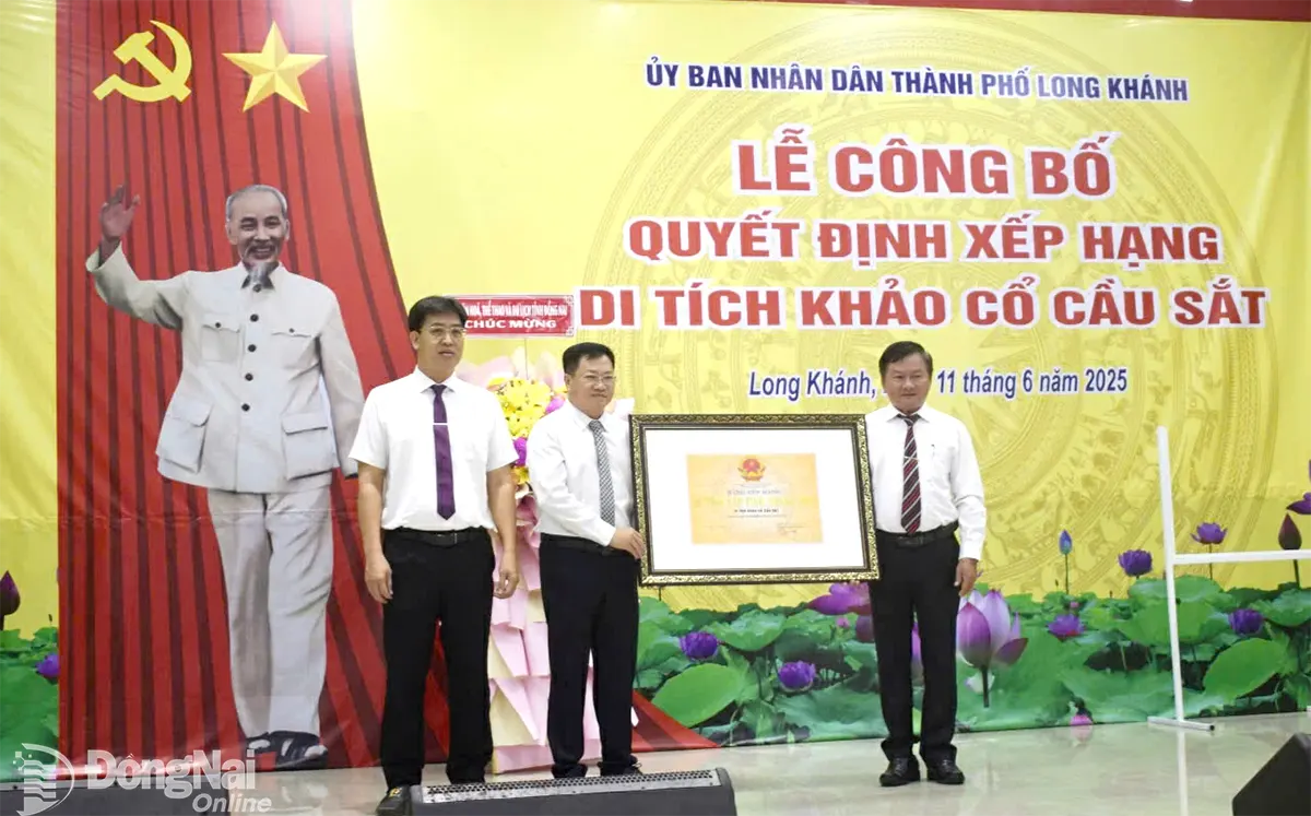 UBND thành phố Long Khánh đón nhận quyết định xếp hạng di tích khảo cổ Cầu Sắt. Ảnh: XL
