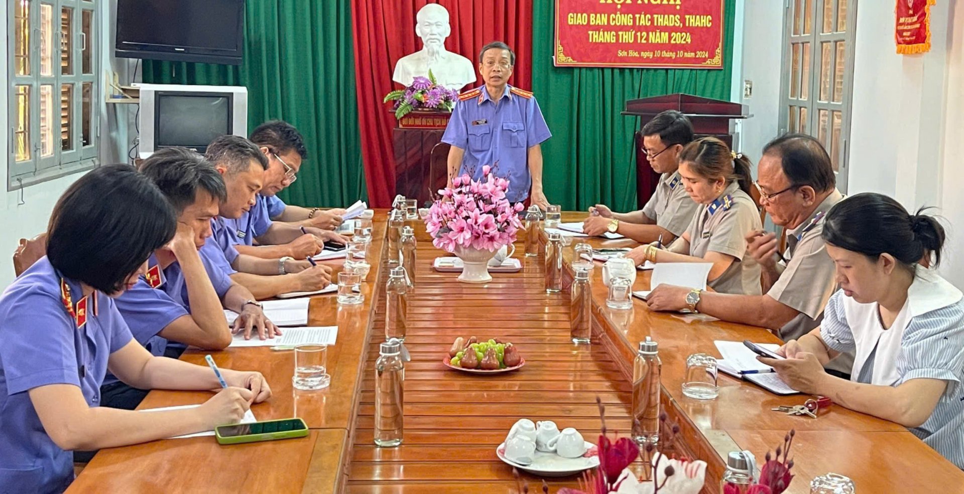 Phó Viện trưởng Viện KSND tỉnh Hồ Ngọc Thảo công bố kết luận kiểm sát trực tiếp tại Chi cục Thi hành án dân sự huyện Sơn Hòa. Ảnh: CTV
