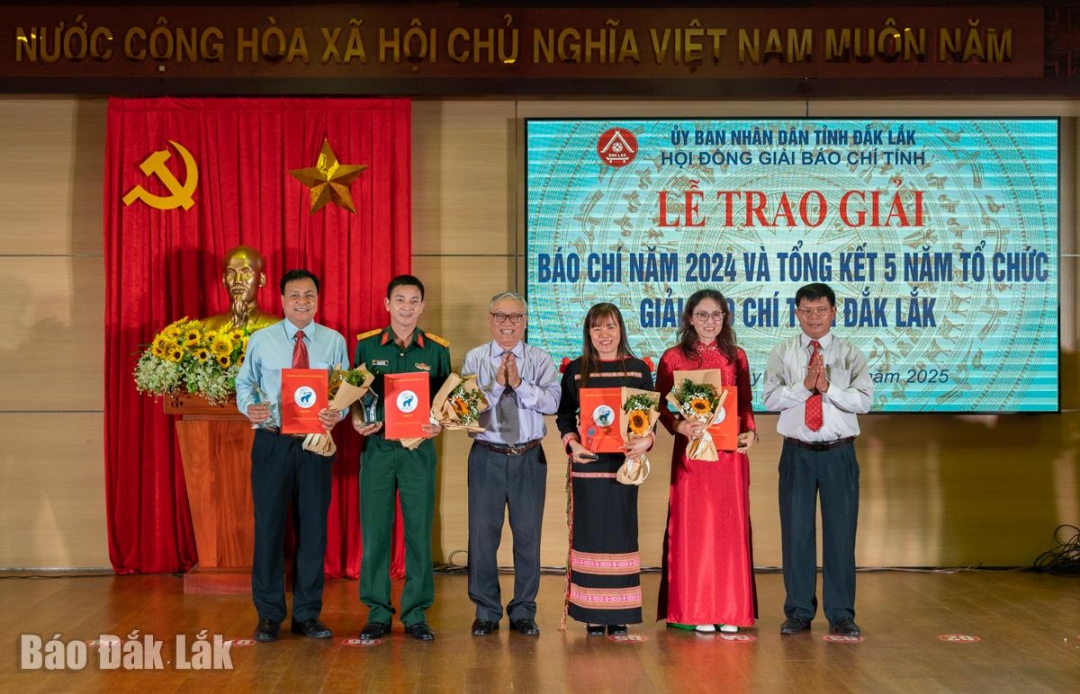 The author and group of authors who won the B prize receive the award.