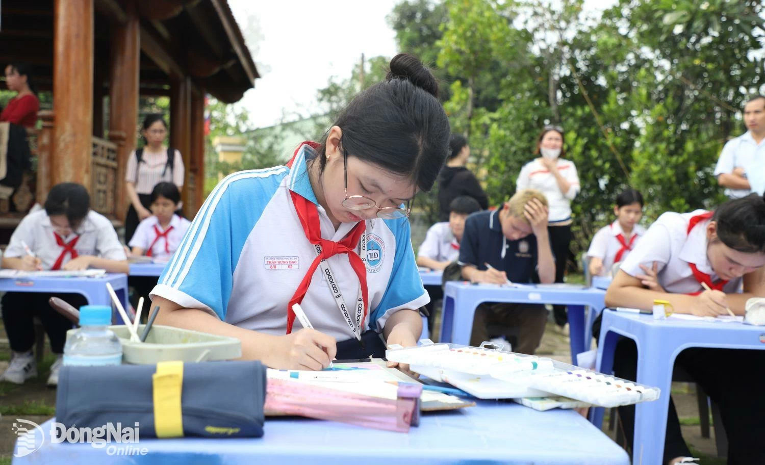 Schüler in Bien Hoa nehmen an einem Malwettbewerb anlässlich der Todestagsfeier teil. Foto: My Ny