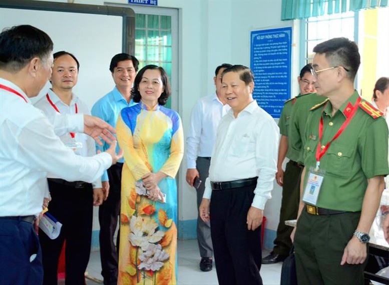 Đoàn công tác của Bộ GD&ĐT kiểm tra công tác chuẩn bị thi tại tỉnh Vĩnh Long