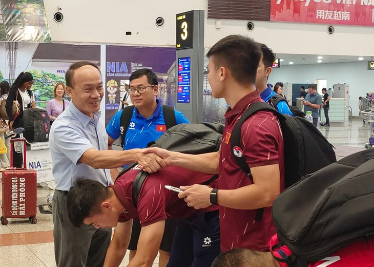 Tuyển Việt Nam được chào đón khi về nước sau trận thua đậm Malaysia - Ảnh 1.