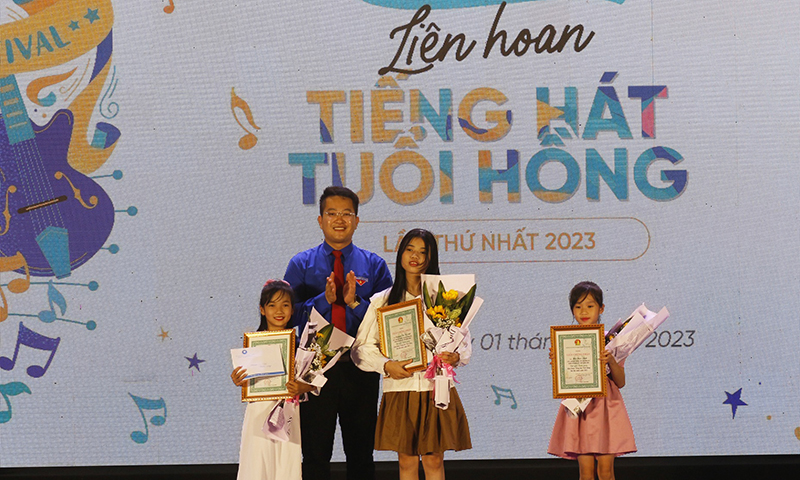 Tú Anh (giữa) nhận giải triển vọng tại cuộc thi “Giai điệu tuổi hồng” năm 2023.