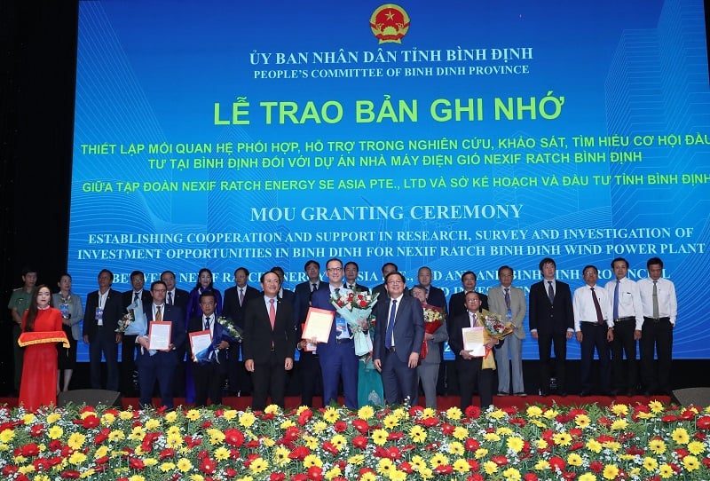 Die führenden Politiker der Provinz Binh Dinh überreichten Herrn Cyril Dissescou, CEO der Nexif Ratch Energy Group, eine Absichtserklärung zur Erkundung von Möglichkeiten einer Investitionskooperation bei einem Windkraftprojekt.