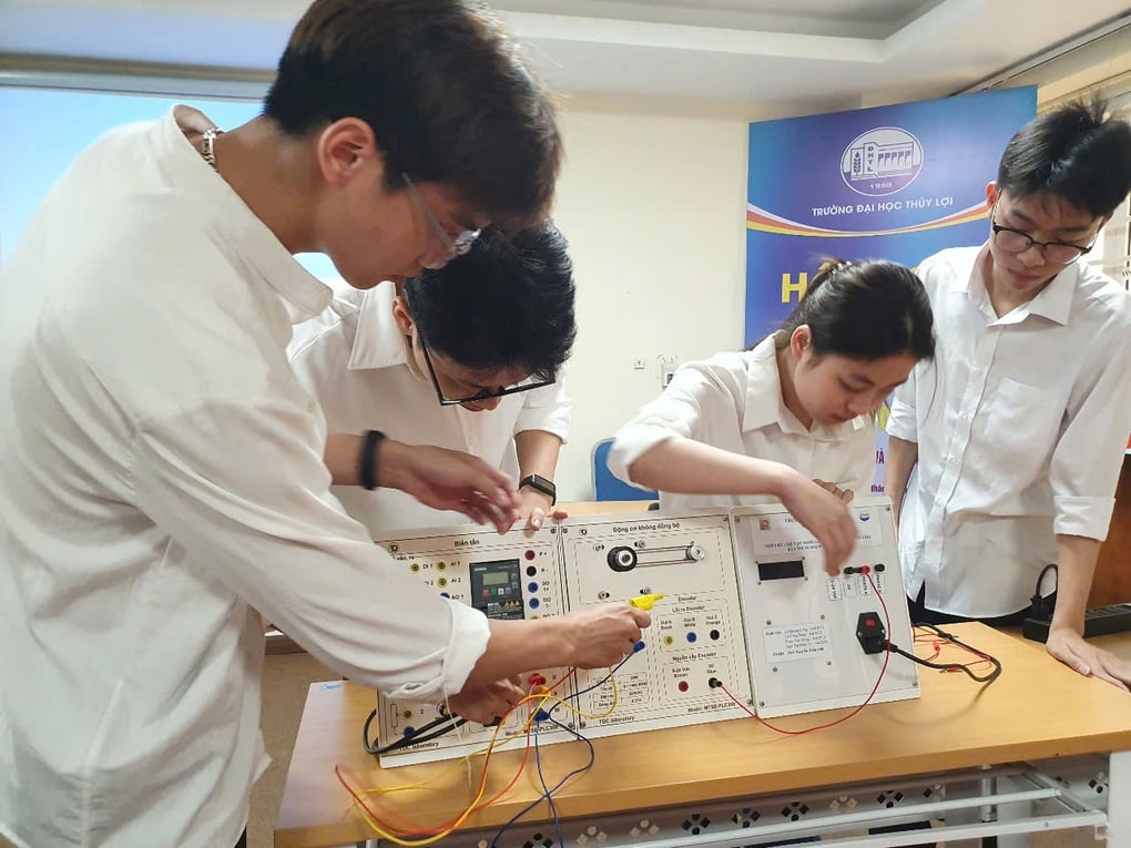 Sinh viên nghiên cứu khoa học bứt tốc, tăng gấp 3 lần sau 3 năm - 2