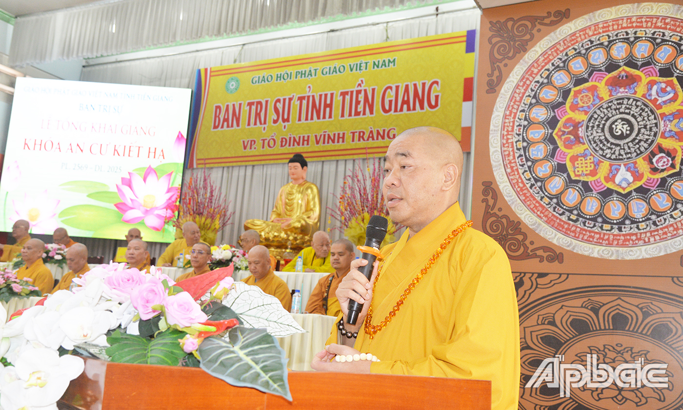Thượng tọa Thích Quảng Lộc, Trưởng Ban Trị sự Giáo hội Phật giáo Việt Nam tỉnh Tiền Giang phát biểu tại Lễ Khai giảng