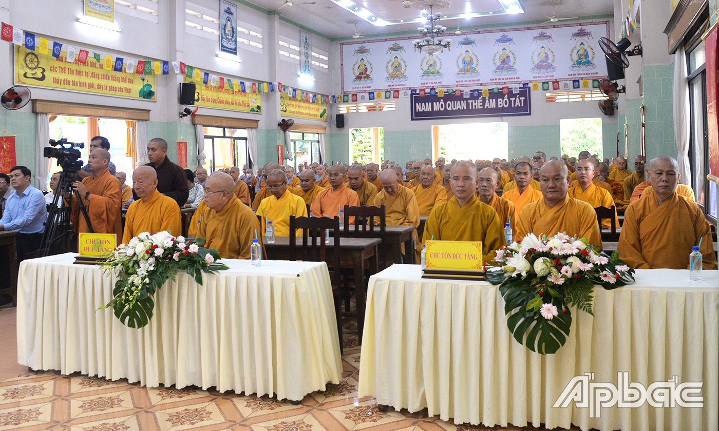 Tăng, ni từ các tự viện trong tỉnh tham gia Lễ khai giảng khóa an cư kiết hạ tại chùa Vĩnh Tràng.