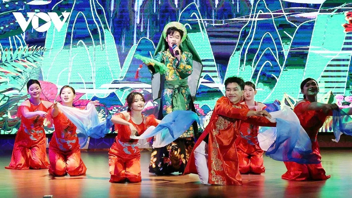 Trình diễn nghệ thuật Hầu đồng, một phần trong thực hành tín ngưỡng thờ Mẫu Tam phủ của người Việt được các bạn sinh viên tái hiện trong chương trình.