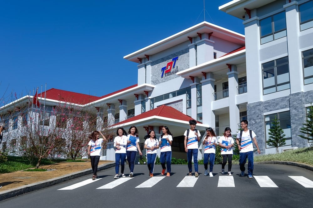 TDTU cơ sở Bảo Lộc được Liên hiệp các Hội UNESCO Việt Nam chứng nhận“Khuôn viên học đường thân thiện môi trường”