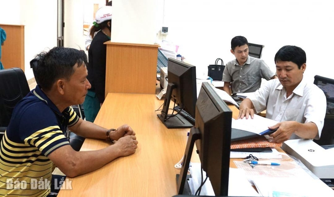 Người dân, doanh nghiệp đến giải quyết thủ tục hành chính tại Trung tâm phục vụ hành chính công tỉnh.