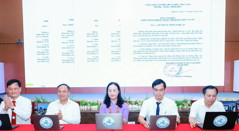 Đại diện lãnh đạo các sở, ngành ký cam kết thực hiện Phong trào &quot;Bình dân học vụ số&quot;.