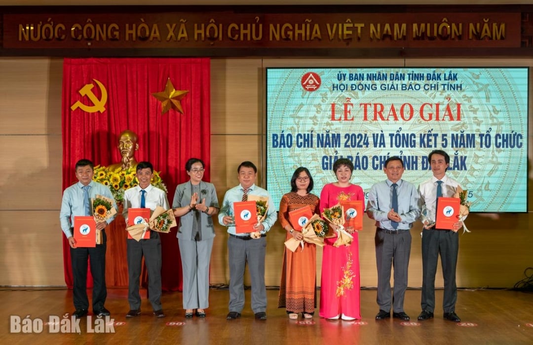 The author and group of authors won the A prize of the 5th Dak Lak Provincial Press Award in 2022. The author and group of authors won the B prize of the 5th Dak Lak Provincial Press Award in 2022.