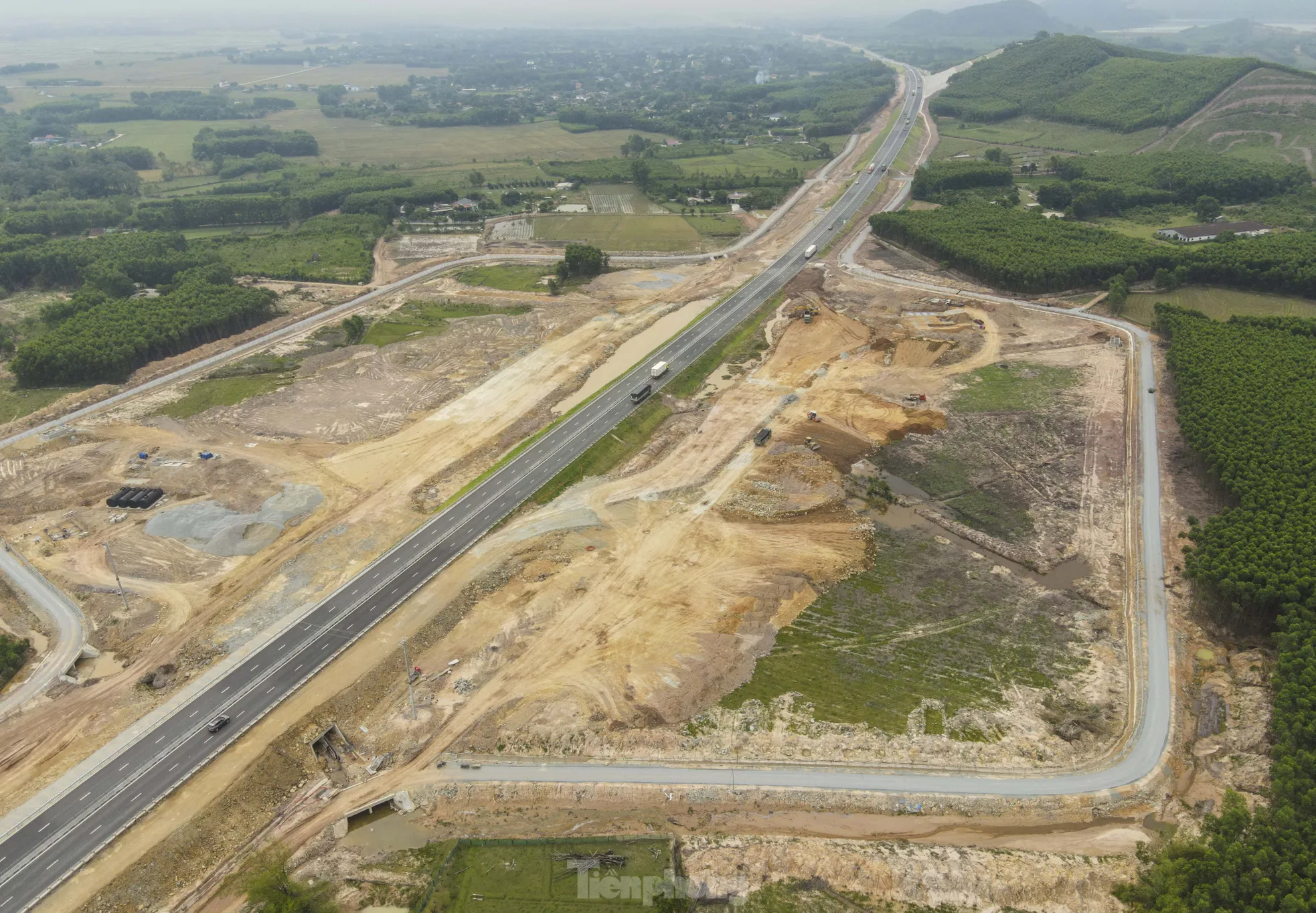 El proyecto de parada de descanso en la autopista que pasa por Ha Tinh está lento (foto 10)