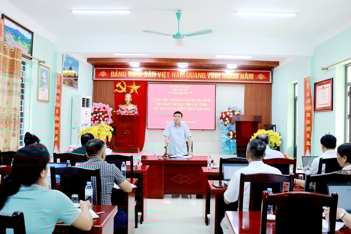 Der stellvertretende Leiter der Abteilung für Propaganda und Massenmobilisierung des Provinzparteikomitees, Nguyen Van Hung, sprach bei der Inspektion der Bac Me High School.