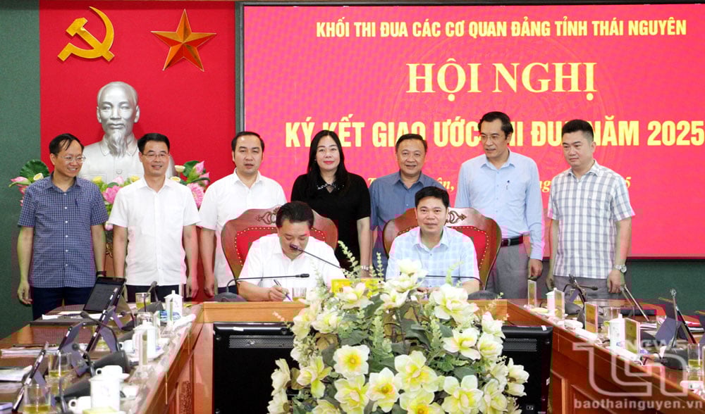 Đại diện các đơn vị trong Khối thi đua các cơ quan đảng tỉnh Thái Nguyên ký kết giao ước thi đua năm 2025 với nhiều nội dung thiết thực, cụ thể. Ảnh: Linh Lan
