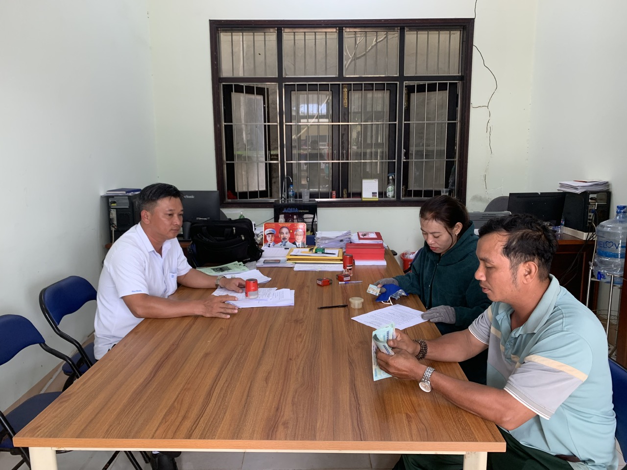 Đại diện Ban Điều hành Quỹ Hỗ trợ nông dân tỉnh giải ngân vốn vay cho hội viên nông dân xã Bàu Lâm.