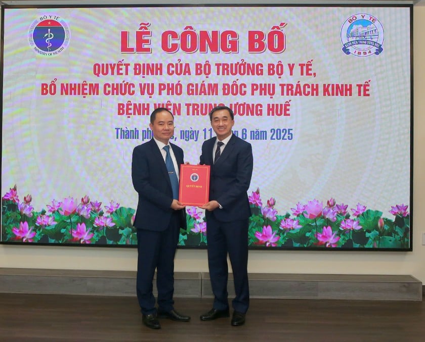 Tân Phó GĐ bệnh viện Trung ương Huế nhận quyết định từ Thứ trưởng Bộ Y tế Trần Văn Thuấn