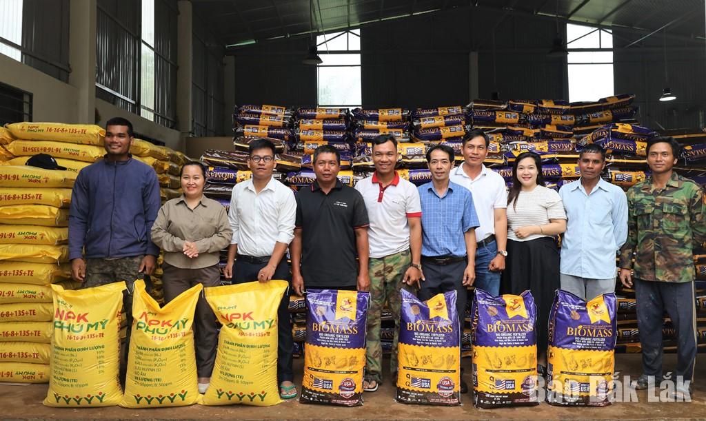 Lãnh đạo Phòng Dân tộc và Tôn giáo huyện Krông Ana và Công ty Cổ phần Ê Đê Café trao phân bón cho các hộ tham gia dự án.