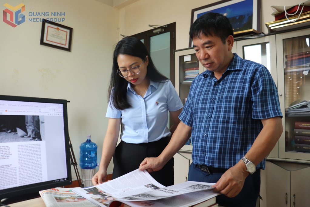 Nhà báo Trần Minh định hướng sản xuất cho các nhà báo trẻ thực hiện. 