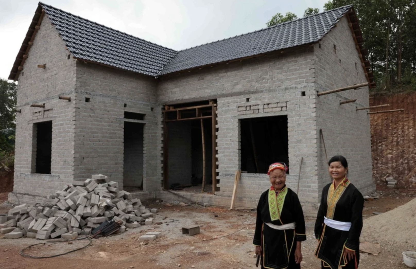 Niềm vui của gia đình chị Đặng Thị Hà, dân tộc Dao ở xã Ngọc Mỹ, huyện Võ Nhai, tỉnh Thái Nguyên khi có nhà mới nhờ hỗ trợ kinh phí từ chính quyền, cộng đồng. (Ảnh: TTXVN)