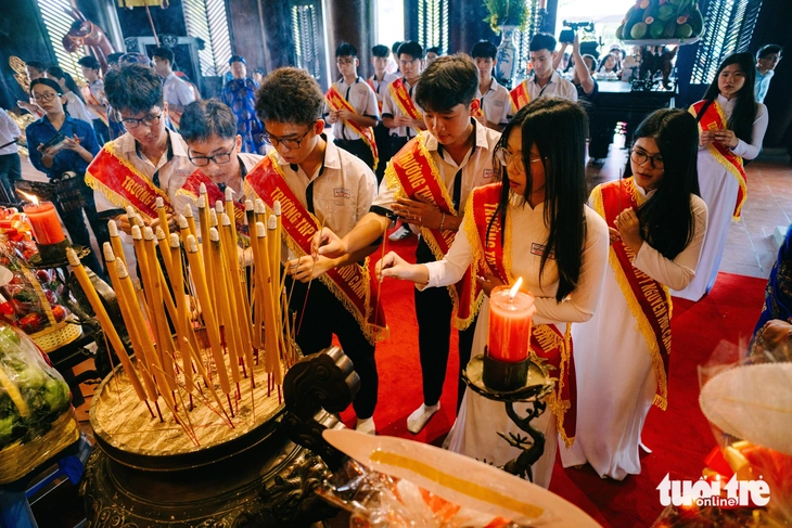 Dâng hương tưởng nhớ Đức Lễ Thành hầu Nguyễn Hữu Cảnh nhân lễ giỗ lần thứ 325 - Ảnh 3.