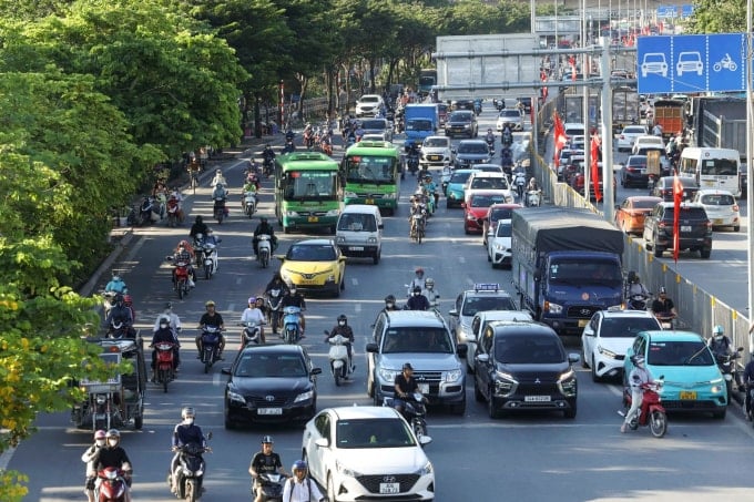 ចរាចរណ៍នៅផ្លូវបំបែក Phap Van-Nuoc Ngam Bus Station (ហាណូយ)។ រូបថត៖ ផាម ចៀវ