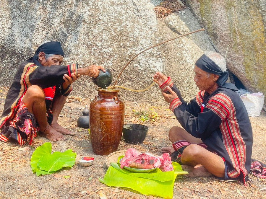 ong-siu-pho-bia-phai-thuc-hien-nghi-le-cung-voi-su-ho-tro-cua-ong-rah-lan-hieo-anh-vu-chi-3380.jpg