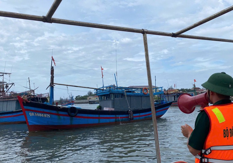 Kêu gọi tàu thuyền trong vùng nguy hiểm tìm nơi tránh trú an toàn- Ảnh 1.