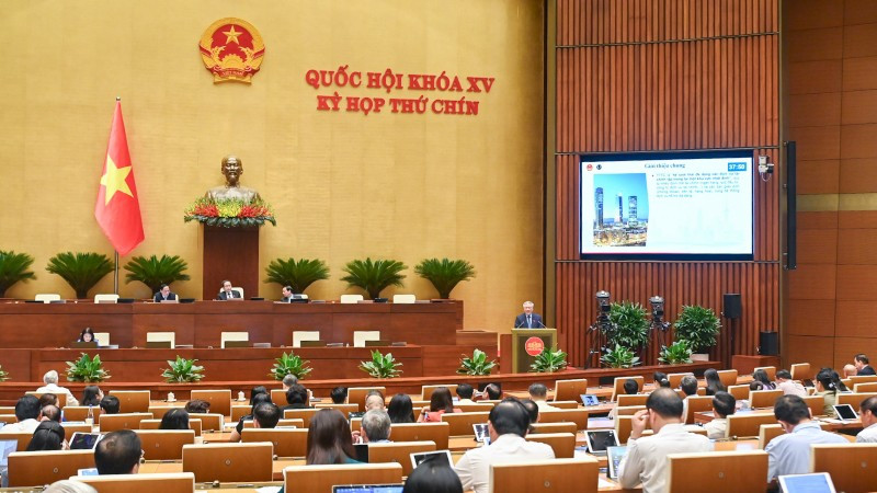 Deputy Prime Minister Nguyen Hoa Binh introduced the role and significance of the International Financial Center at the National Assembly meeting on the morning of June 11, 2025. (Photo: DUY LINH)